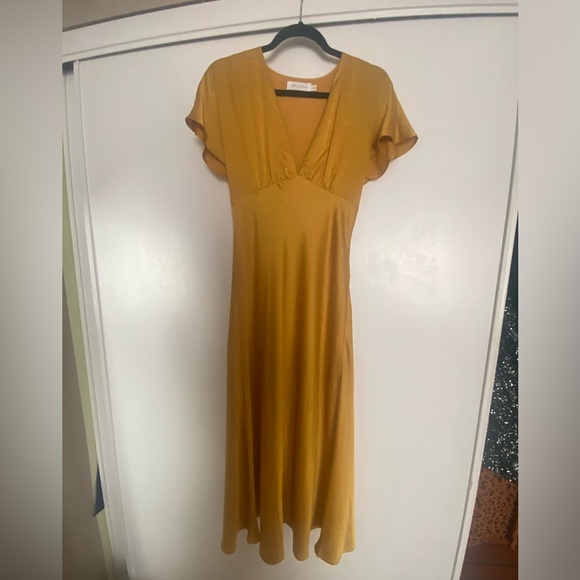 ALL IN FAVOR MIDI DRESS NWOT Gold Satin Jacquard Flutter Sleeve - Picture 2 of 6